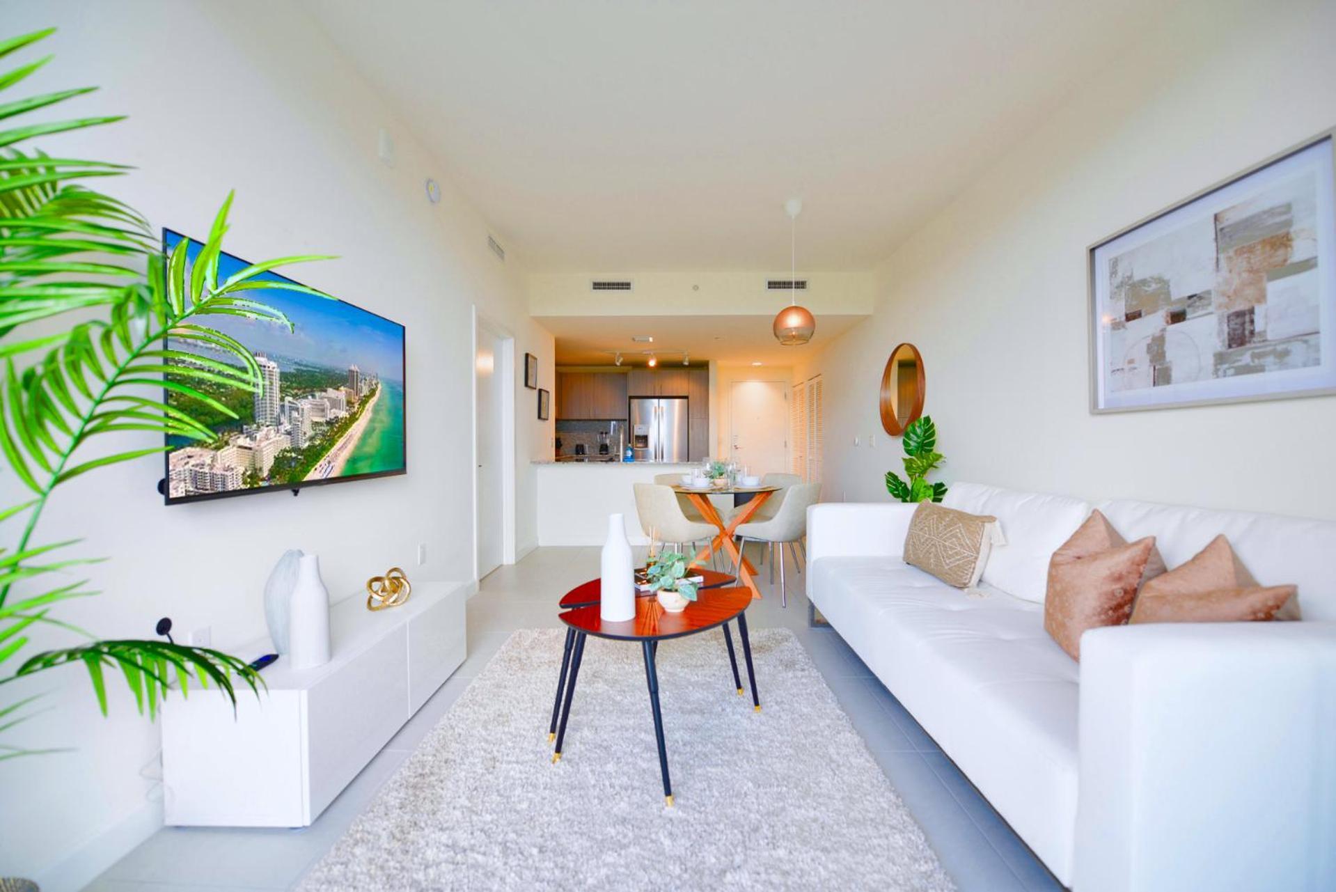 Modern Hotel With Pool & Gym In Prime Doral Location Appartamento
