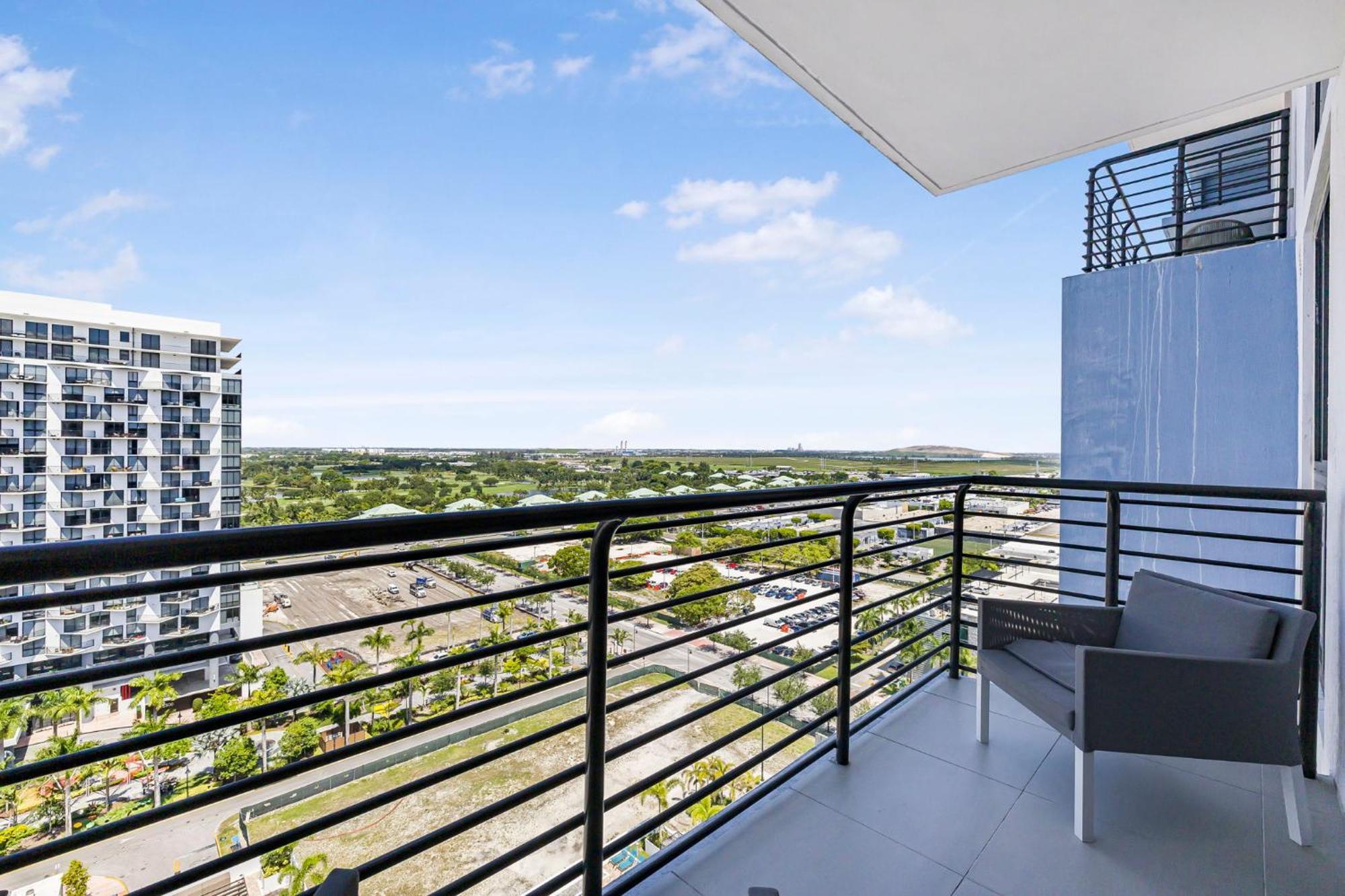 Modern Hotel With Pool & Gym In Prime Doral Location Appartamento